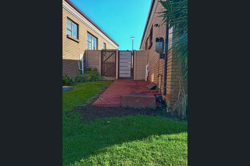 To Let 3 Bedroom Property for Rent in Island View Western Cape